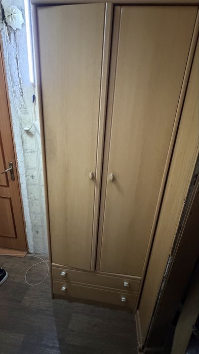 Продам шкаф с зеркалом и без зеркала.