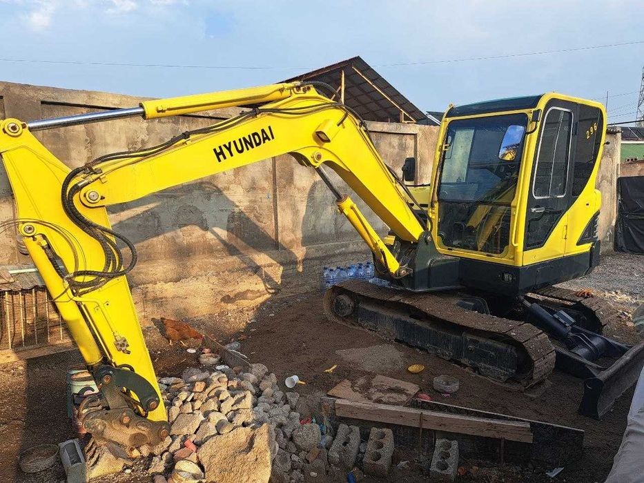 Гусеничный  Экскаватор  сотилади