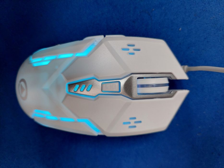 Бяла мишка за компютър светеща в различни цветове