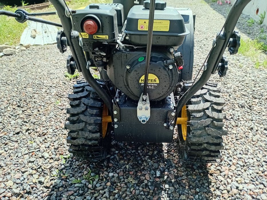 Продам снегоуборочную машину