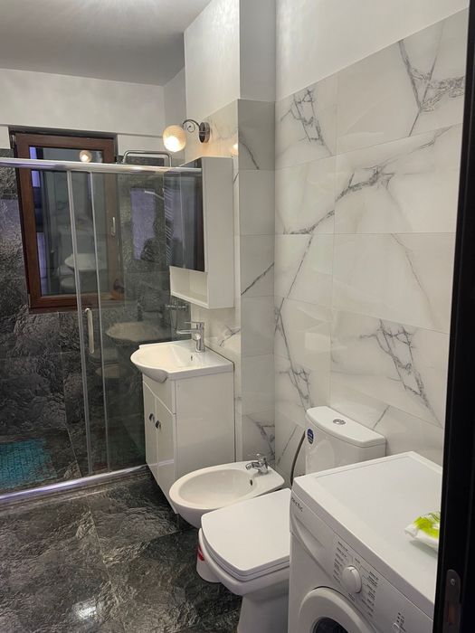 Apartament de inchiriere | bloc nou | central | loc de parcare propriu