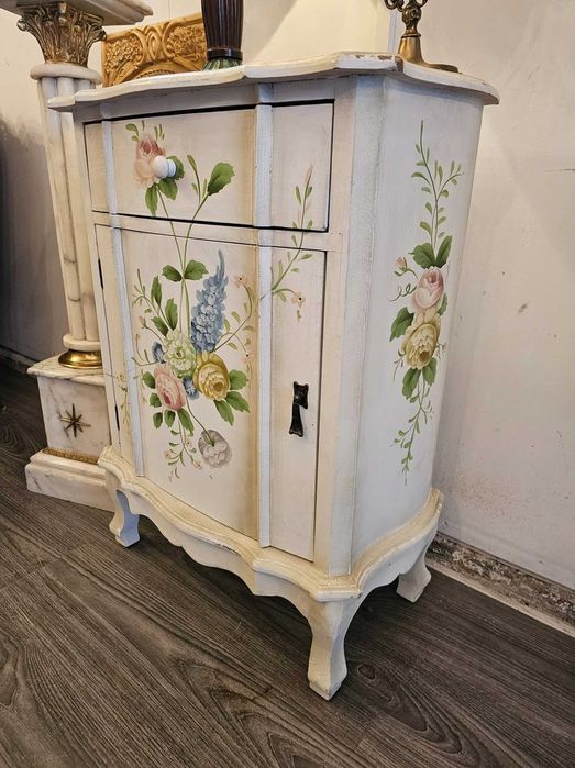 Comodă vintage pictată manual
