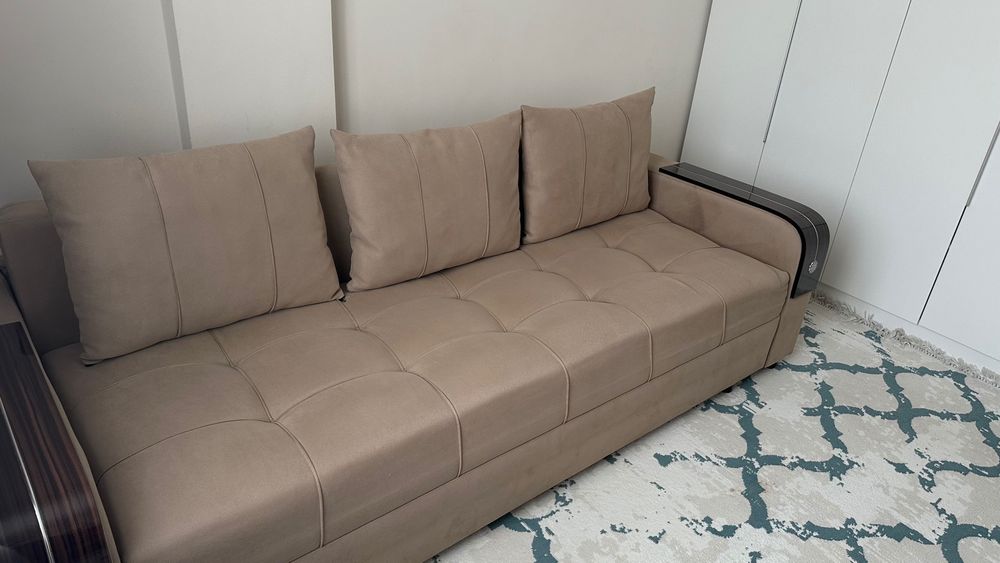 Диван трехместный