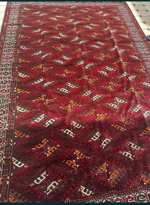 Gilam sotiladi qolda tikilgan