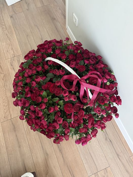 свежие цветы в корзине