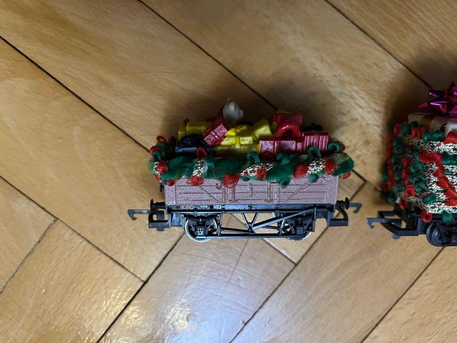 Коледен влак Hornby Santa’s Express R1248 + допълнителни вагони