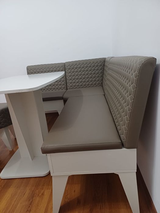 Vând masa+scaune+colțar