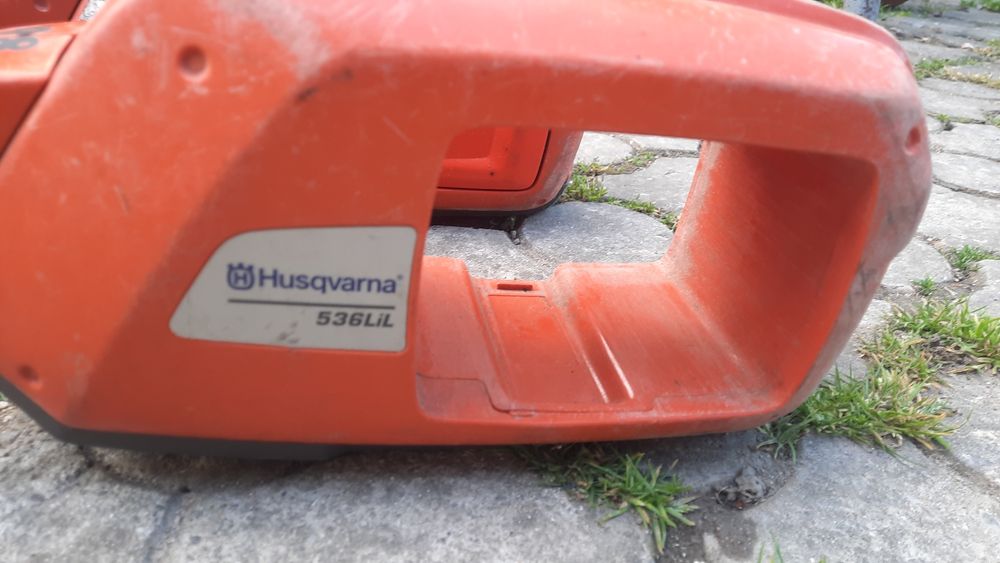 Vând motocoasa huswarna pe acumulator 536LXRX