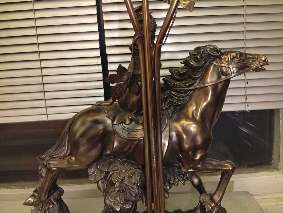 Нощна лампа статуетка