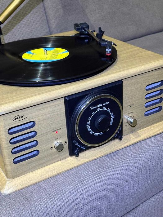 Pick-up ELTA cu radio AM FM si boxe stereo