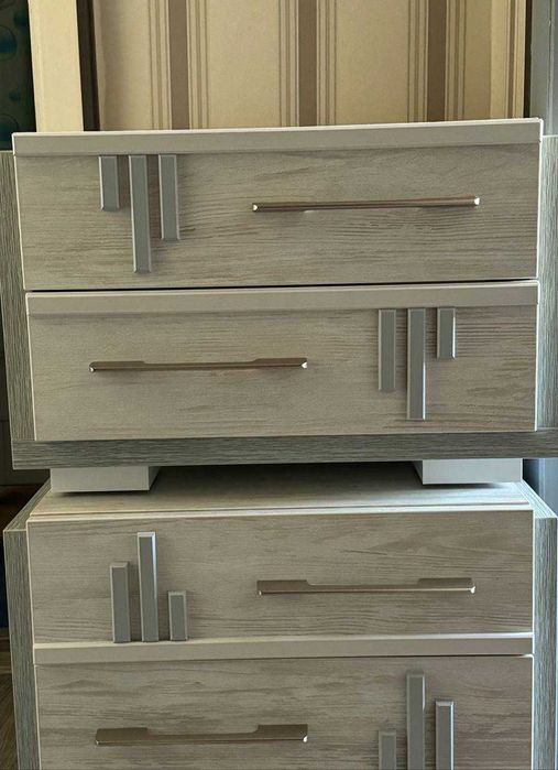 Мебель трюмо для спальни и 2 тумбочки. Очень хорошее качество!!!