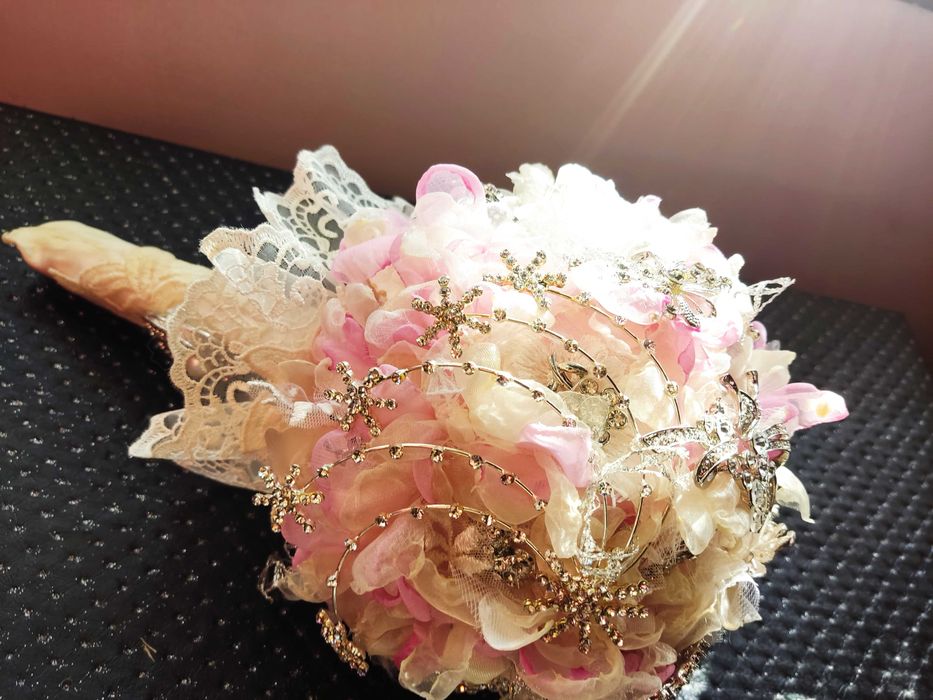 Булченски букет с цветя от плат и брошки