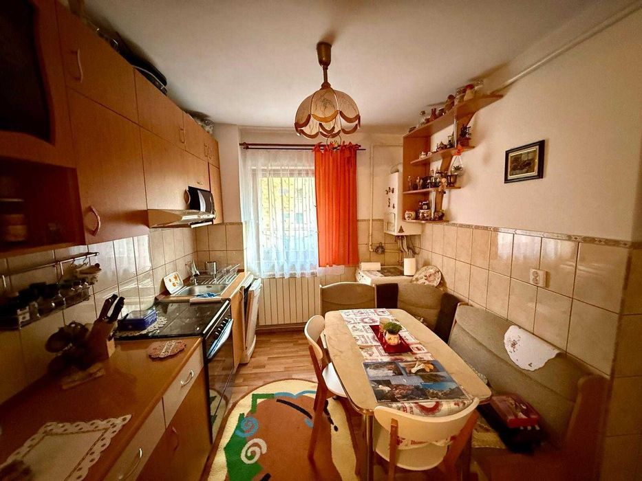 Apartament complet mobilat, zonă liniștită, spații pentru parcare auto