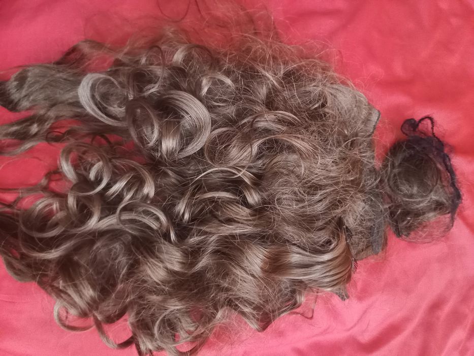 Продаю парики натуральный волосы 100%.