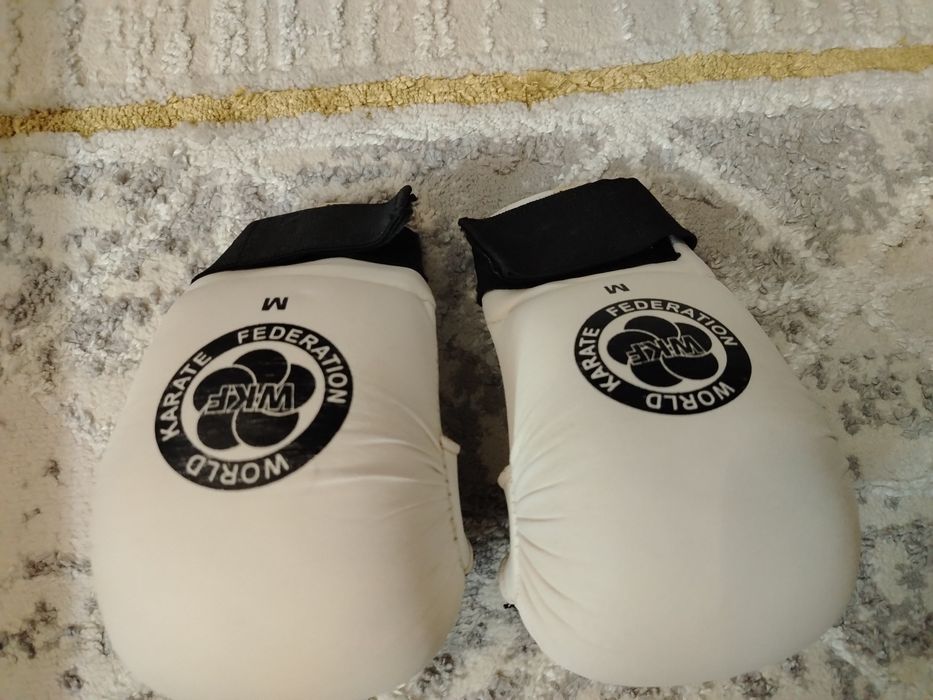 Перчатки World Karate Federation Б/У