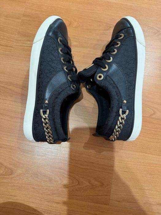 Adidasi noi Guess