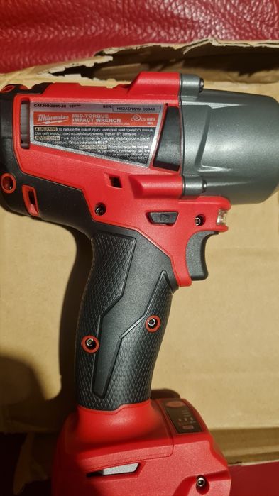 Masina / bormasina de înșurubat cu impact 18v milwaukee
