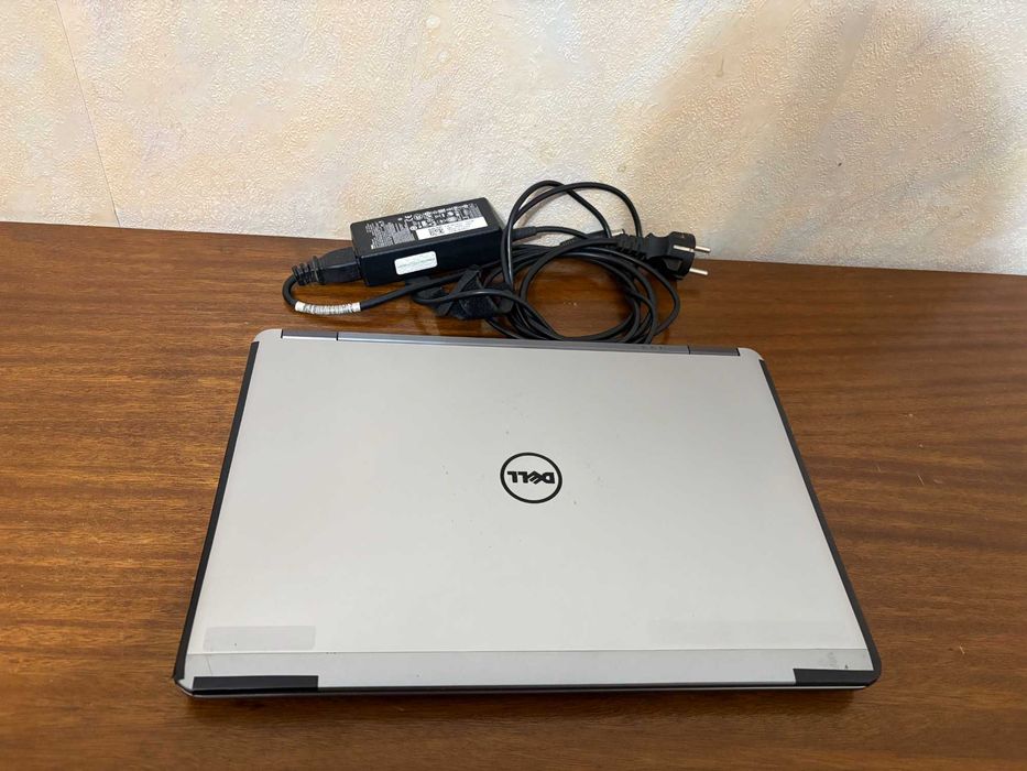 Лаптоп с зарядно "Dell"