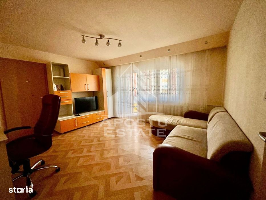 Apartament cu 3 camere, 2 bai, etaj intermediar, zona Aradului