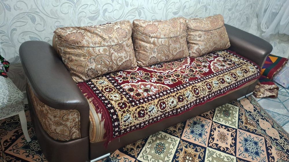 Продается стенка,  стол мебельный и белый цвет  ст