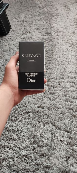 Vând Parfum Sigilat