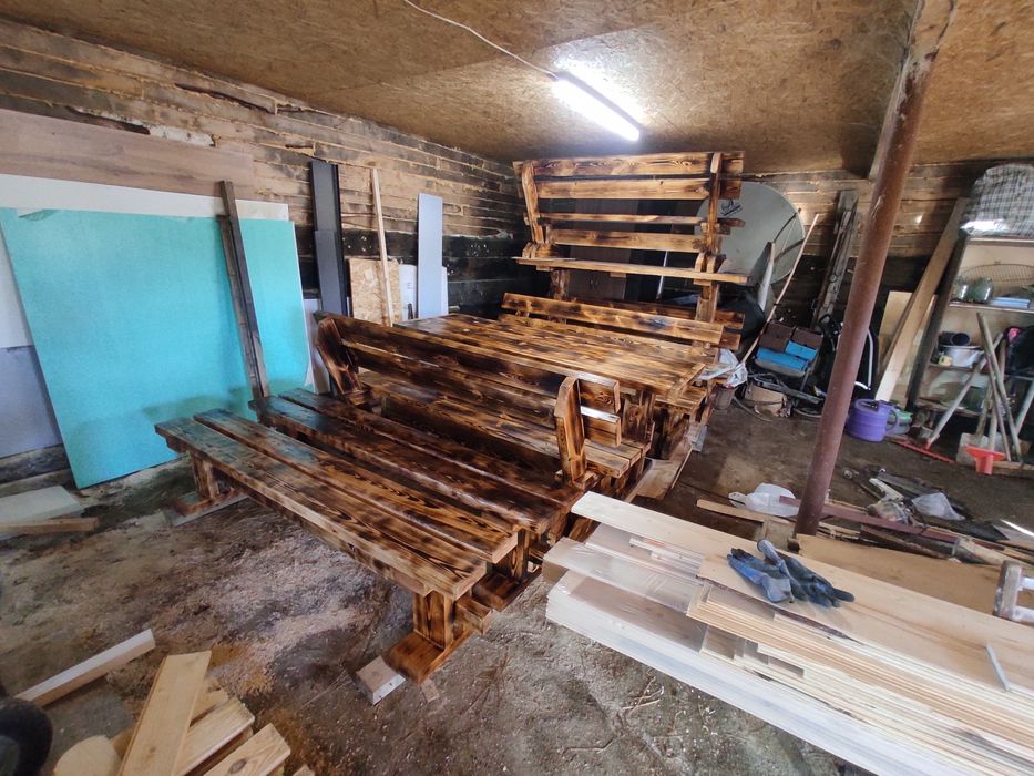 Продам комплект: стол и скамейки