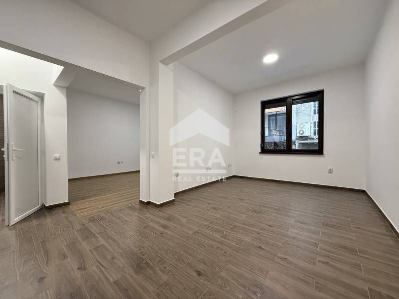 Необзаведен двустаен апартамент зад Църква "Свети Георги", Център