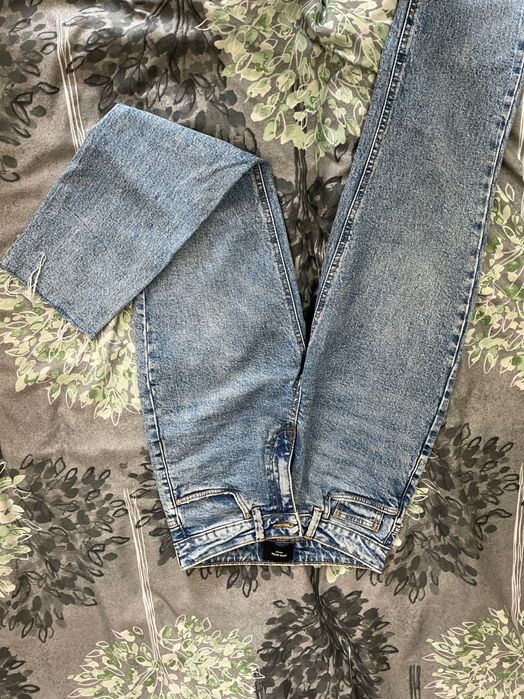 Продавам дънки носени 1-2 пъти .Без забележка