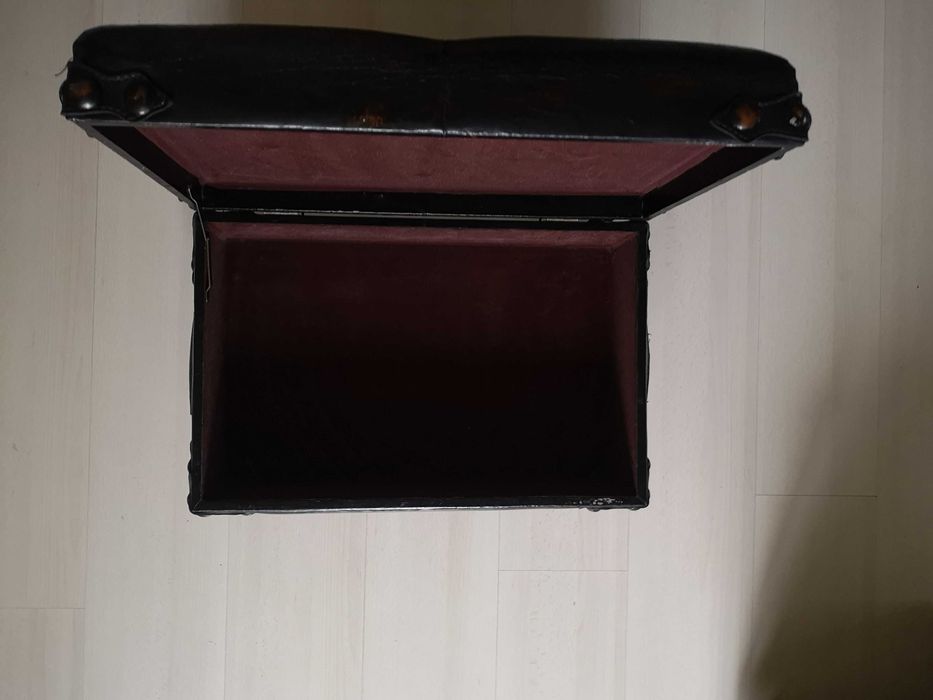 Старинна табуретка