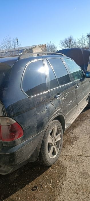 Vând BMW X5 e53 pentru dezmembrat.Are grupul spate defect .