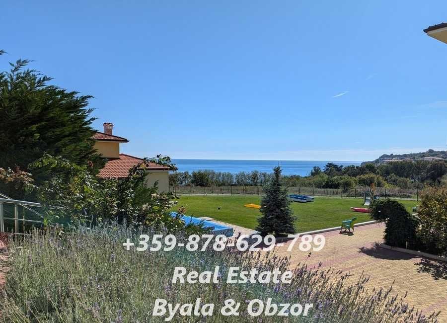 Просторен двустаен апартамент с морска гледка на първа линия в гр.Бяла