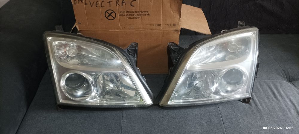 Продавам пълен комплект оригинални Ксенонови фарове HELLA за Opel Vectra C