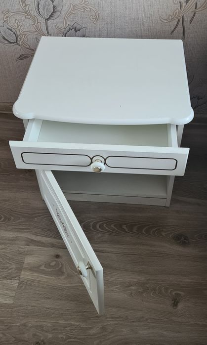 Комод и прикроватные тумбы