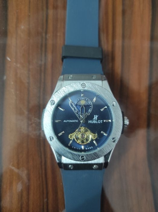 Hublot soat sotiladi
