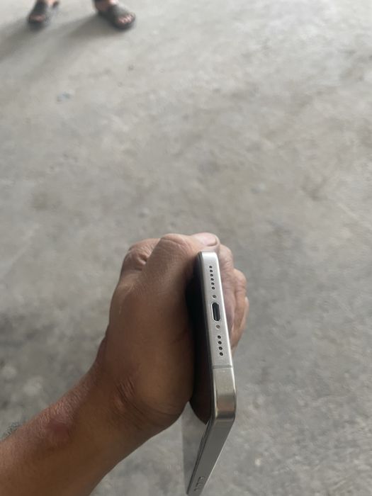 IPHONE 15 PRO MAX 512 gb soatiladi karobka dakument bor