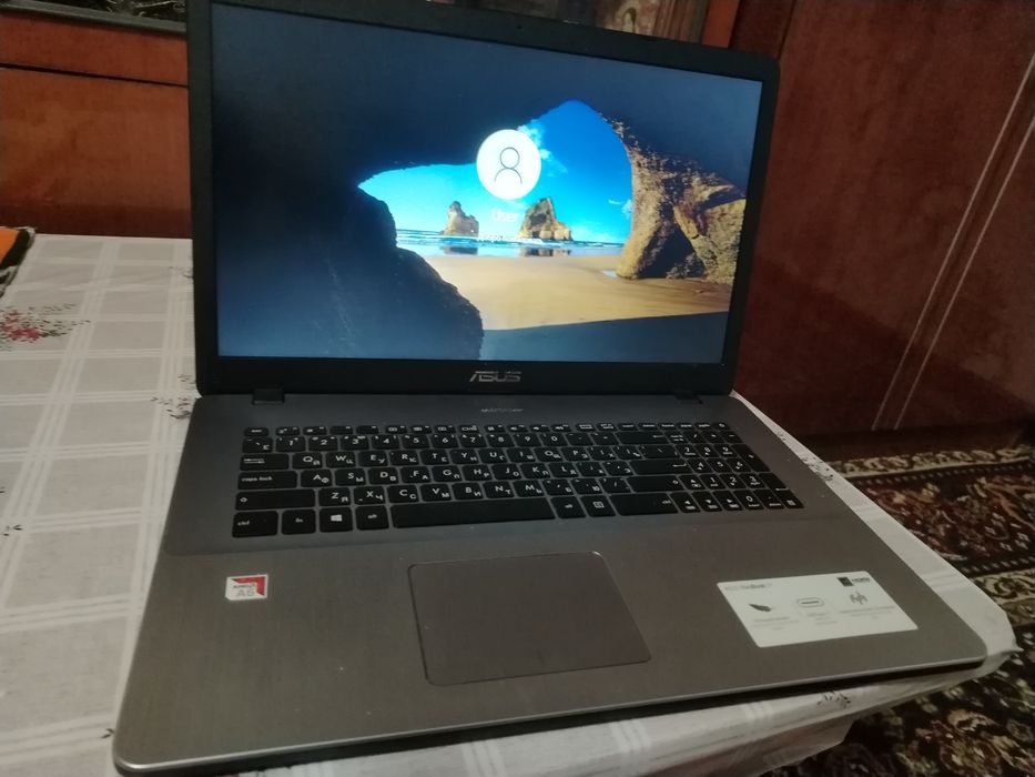 Нотбук срочна сотилади