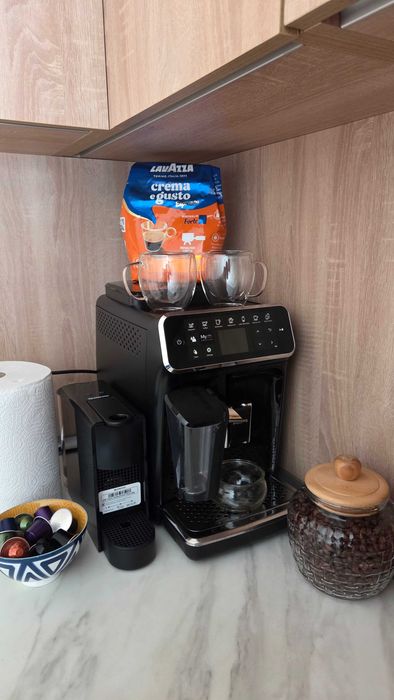 Продавам кафе машина Philips EP4349/70, система за мляко LatteGo