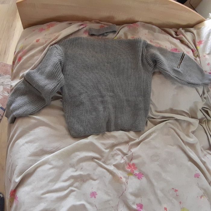 pulovar cu choker si fermoare pe brate