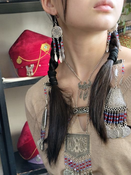 Абай тақия, корсет,қазақи әшекей бұйымдар.