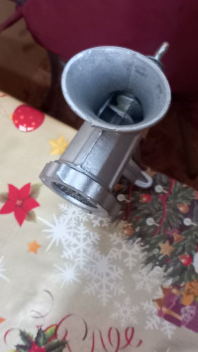 Vand masina de tocat carne metalica,culoare argintie, completa