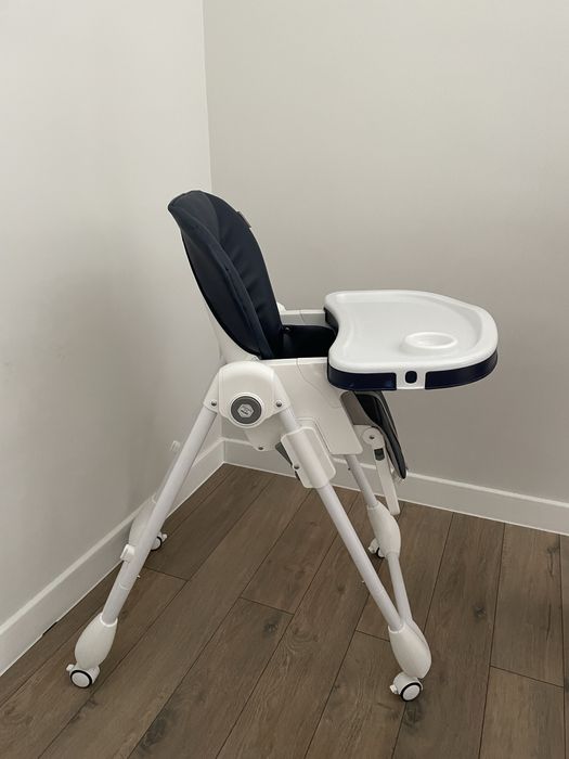 Детское кресло и стулья