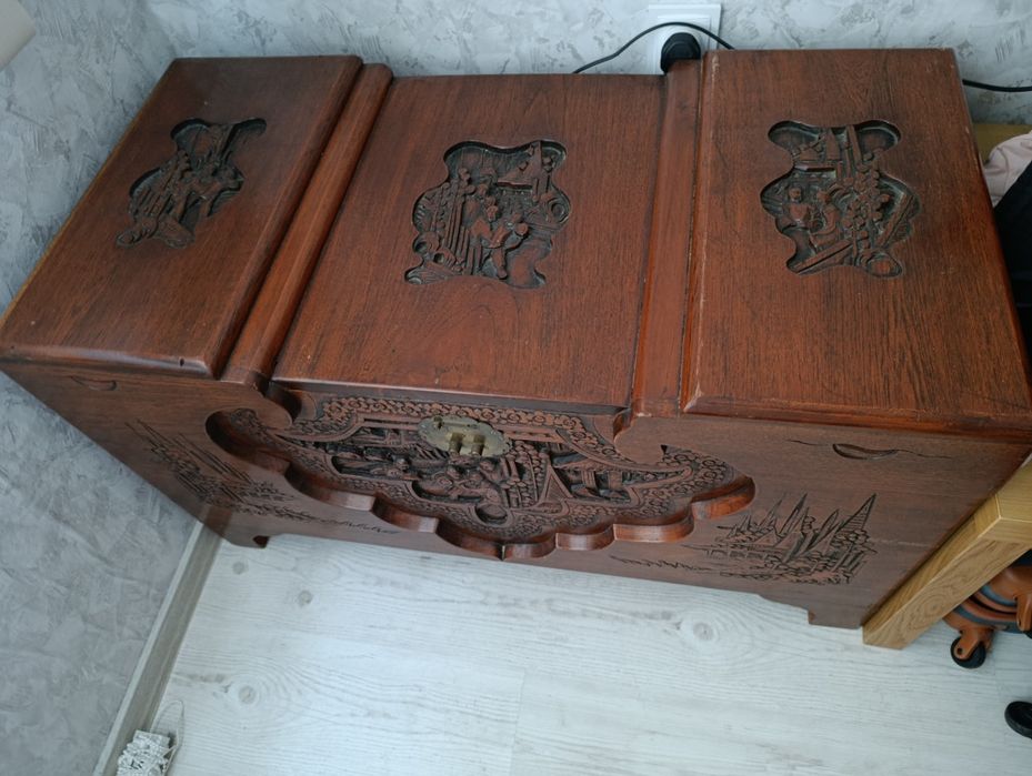 Продавам старинен скрин от камфорово дърво с изящна дърворезба
Този ун