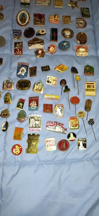 Продавам значки.