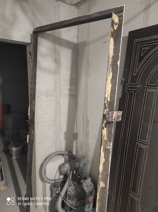 Продам выходную дверь 33т.т..