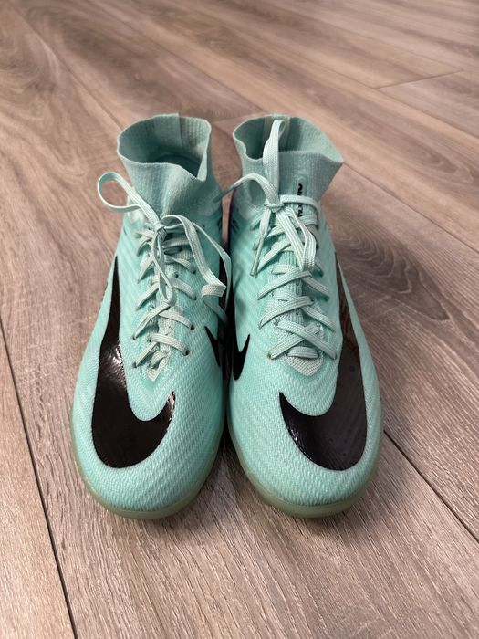 Футбольные бутсы