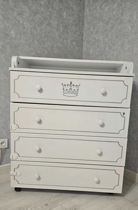 Детская кроватка и комод