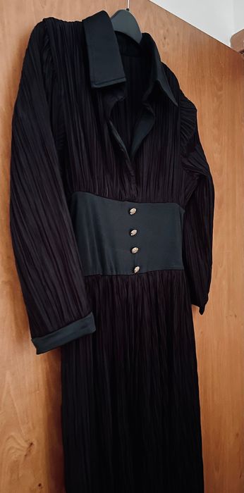 Rochie neagră plisată