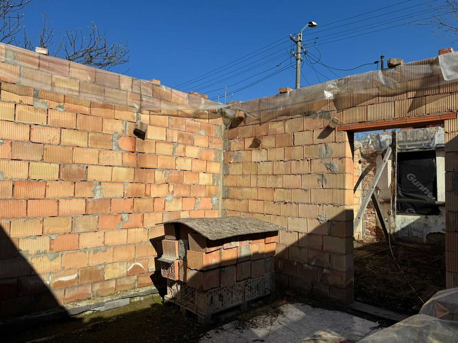 Casă în curs de construcție singură în curte