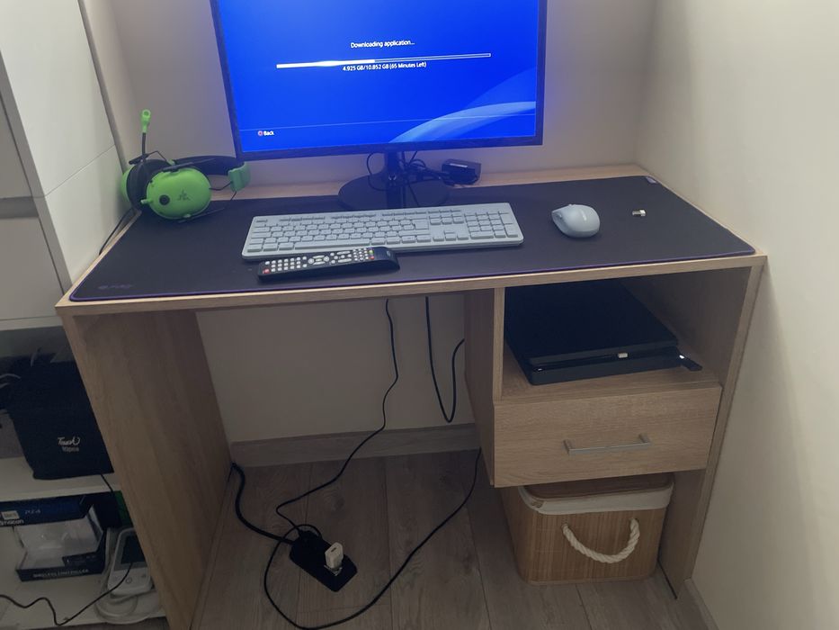 Продава се бюро във добро състояние