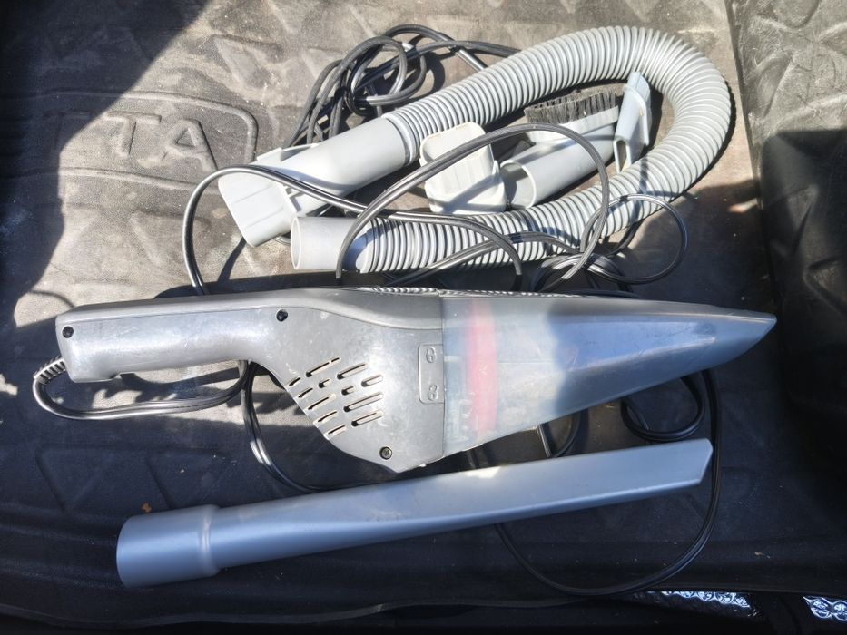 Aspirator pentru autoturism Black + Decker utilizat dar în stare buna